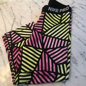 NIKE Pro Women’s Cropped Leggings